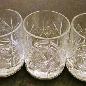Set of three Wisky clear glass tumblers with Dewar's branding.